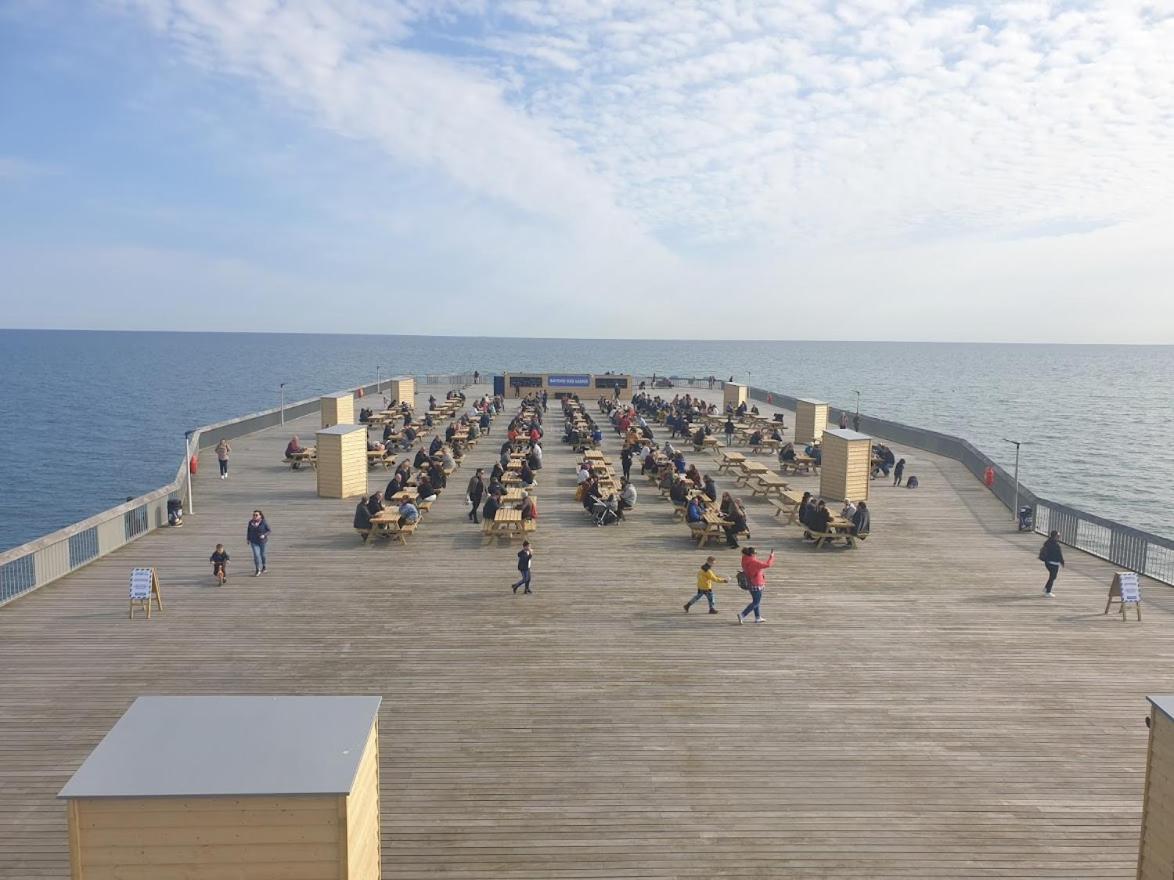 Central Hastings, Stylish-Luxe, Seaside Apartment. エクステリア 写真