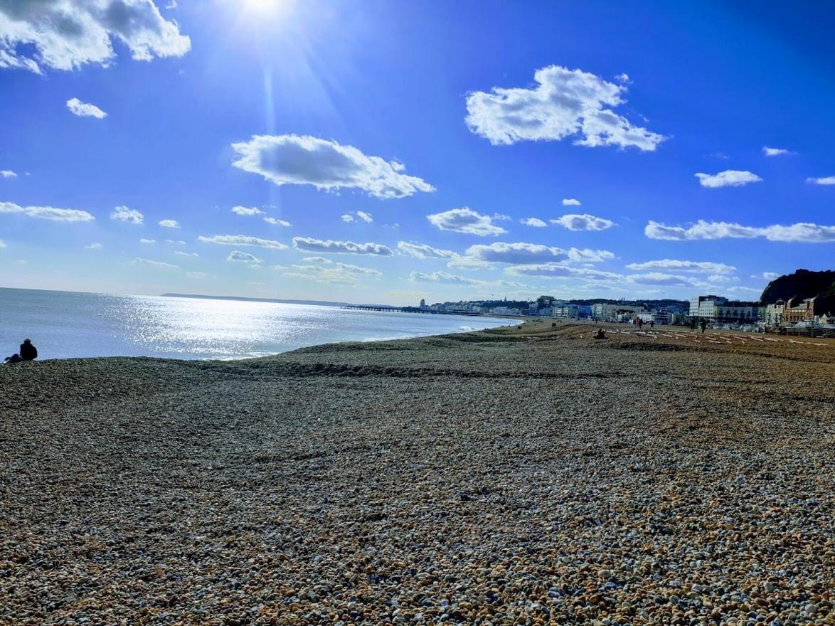 Central Hastings, Stylish-Luxe, Seaside Apartment. エクステリア 写真